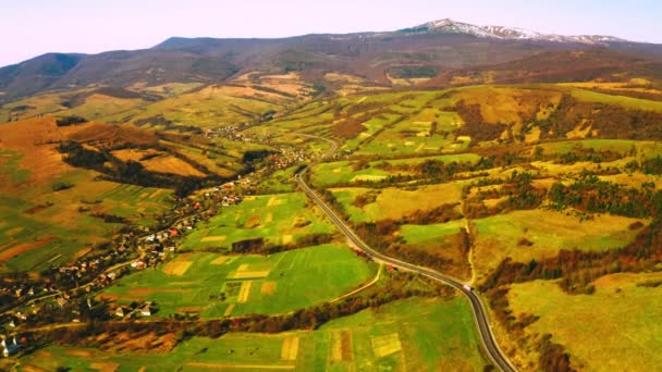 Drone vola sopra l'area degli altopiani — Video Stock