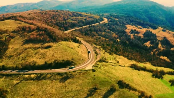 Drone vuela por encima de la ruta con camiones — Vídeo de stock