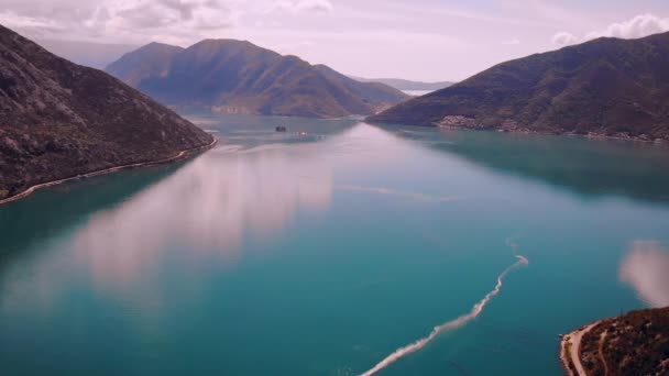 Luchtfoto op baai in het zomerseizoen — Stockvideo