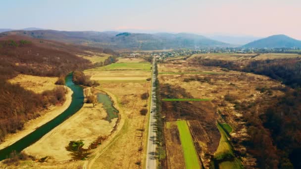 Drone voa acima do caminho no campo — Vídeo de Stock