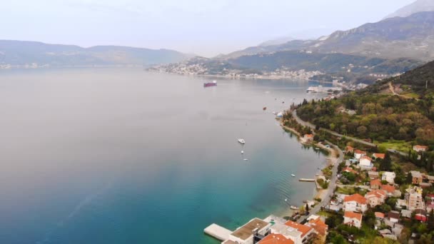 Drönare flyger ovanför staden vid havskusten berg landskap — Stockvideo