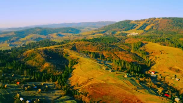 Drone vuela sobre las tierras altas — Vídeo de stock