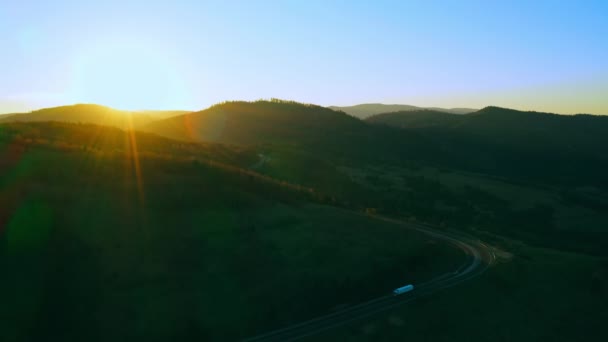 Drone vliegt boven route met vrachtwagen — Stockvideo