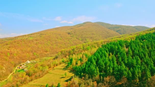 Drohne fliegt über Hochland — Stockvideo