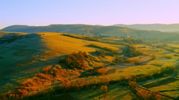 Vista aérea sobre el paisaje de las tierras altas — Vídeo de stock