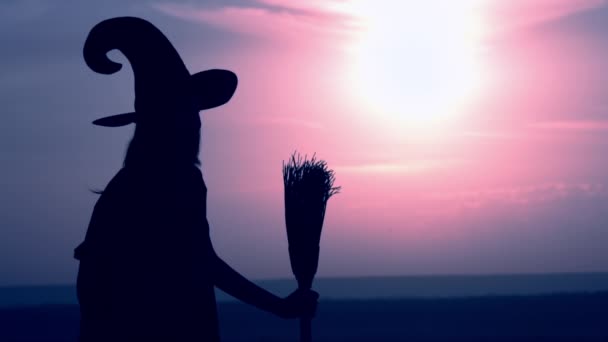 Женщина в костюме ведьмы и метла ночь на открытом воздухе — стоковое видео