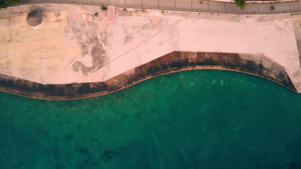 Вид з повітря на будівлю на березі моря — стокове відео