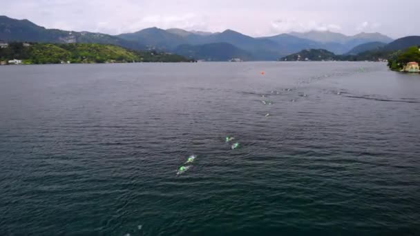 Drone volando sobre deportistas Triathlon Competition — Vídeo de stock