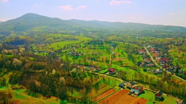 Úžasný světlý letecký pohled na vesnici v horské oblasti — Stock video