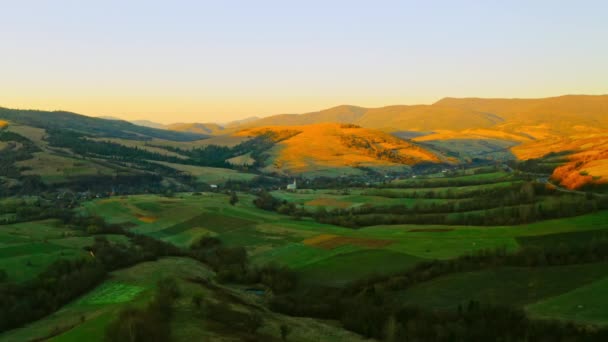 Drone vuela por encima de escena rural — Vídeos de Stock