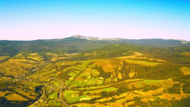 Dron volando sobre las tierras altas — Vídeos de Stock