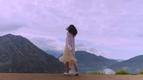 Hona i vita kläder poserar på kullen — Stockvideo