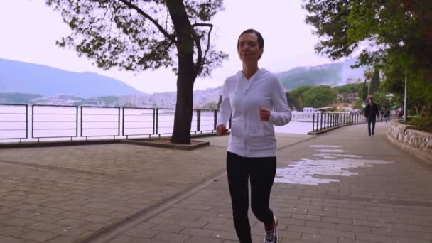 Женщина в спортивной форме кардио тренировки на открытом воздухе — стоковое видео