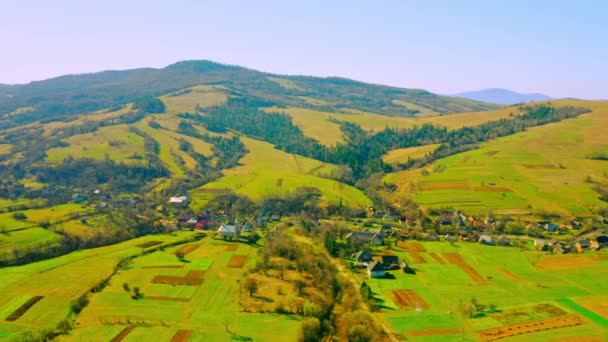 Vista aérea del edificio en el campo — Vídeos de Stock