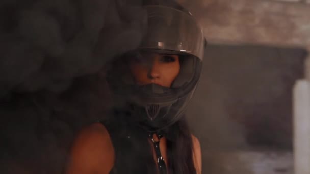 Портрет жіночого шолома мотоцикла димової бомби — стокове відео