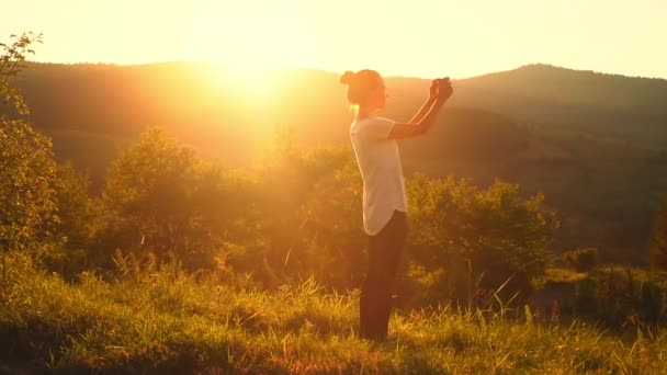 Viajero tiro foto al amanecer — Vídeo de stock