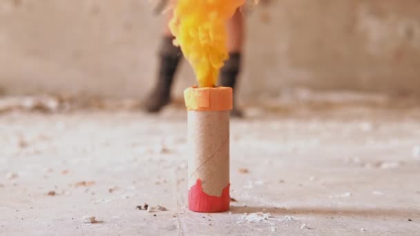 Б рулонні деталі людина тримає димову гранату — стокове відео