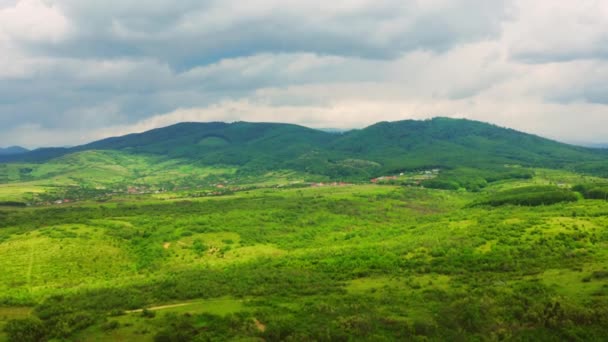 Vista aérea en las tierras altas en días lluviosos — Vídeo de stock