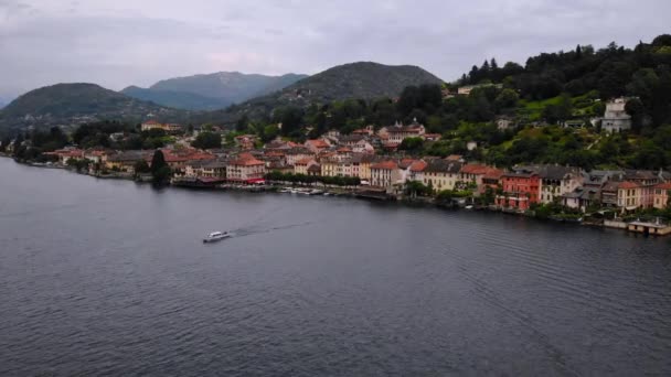 Mouche drone au-dessus du lac en Italie paysage urbain — Video