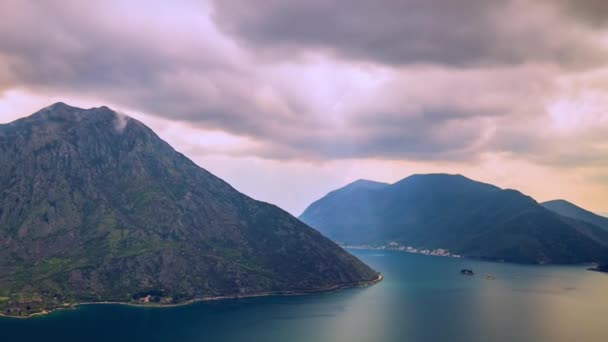 Morze Adriatyckie, Zatoka Boka Kotor, ruch chmur nad górami w Czarnogórze Timelapse wykonane wczesną wiosną — Wideo stockowe