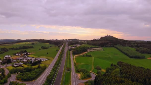 Drone volando sobre la carretera — Vídeos de Stock