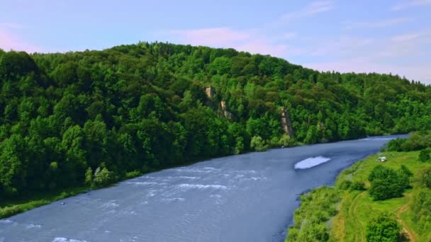 Drone voa acima de pessoas na margem do rio — Vídeo de Stock