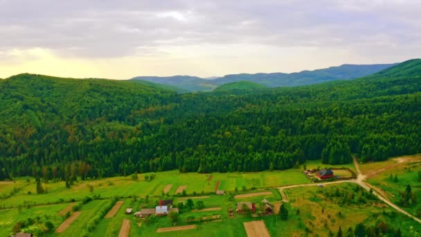 Dron letí nad krajinou při západu slunce — Stock video