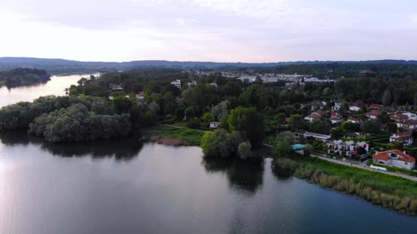 Dron létat nad městem na břehu řeky — Stock video