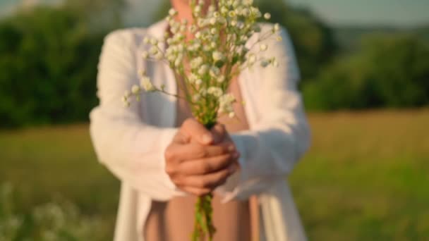Donna irriconoscibile con mazzo di fiori selvatici all'aperto — Video Stock