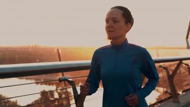 Frau joggt bei Sonnenaufgang — Stockvideo