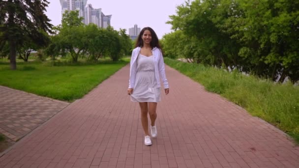 Lycklig kvinna njuta av frihet i staden — Stockvideo