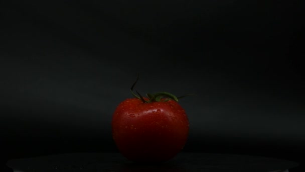 水滴で覆われたクローズアップ回転赤トマト 新鮮でジューシーで ダイエットに最適です 4K解像度 ループビデオ — ストック動画