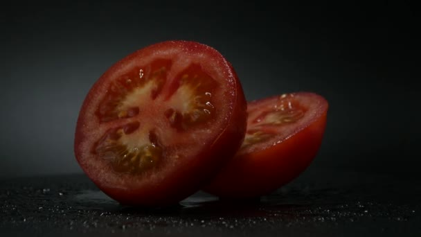 Κοντινό Γύρισμα Κόκκινες Τομάτες Καλυμμένες Από Σταγόνες Νερού Φρέσκο Και — Αρχείο Βίντεο