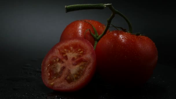 Gros Plan Rotation Tomates Rouges Recouvertes Gouttes Eau Frais Juteux — Video