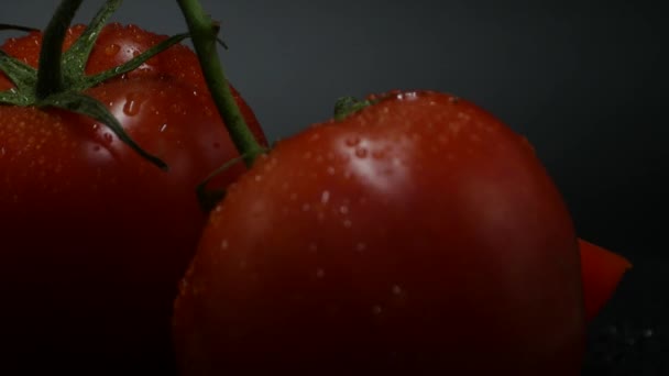 Pomodori Rossi Rotazione Primo Piano Coperti Gocce Acqua Fresco Succoso — Video Stock