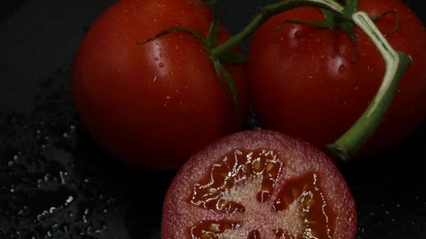 Närbild Rotation Röda Tomater Som Täcks Vattendroppar Fräsch Och Saftig — Stockvideo