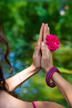 çiçek yoga mudra jest doğa closeup yaz günü açık olarak kadın elle