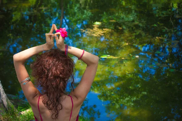 Женщина Практикует Йогу Медитации Передней Руке Озера Мудре Жест Цветами — стоковое фото