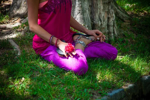 Unterer Frauenkörper Lotus Yoga Haltung Outdoor Praxis Park See Sommertag — Stockfoto