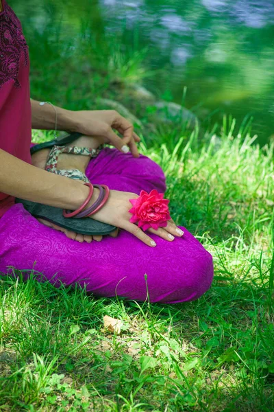 Kvinna Underkroppen Lotus Hållning Gräs Sjön Öva Yoga Sommardag — Stockfoto