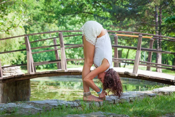 Jonge Vrouw Praktijk Yoga Buiten Park Vijver Zomer Dag Gezonde — Stockfoto