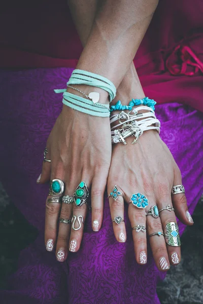 关闭年轻女子手与波西米亚配件戒指和手镯时尚细节 — 图库照片