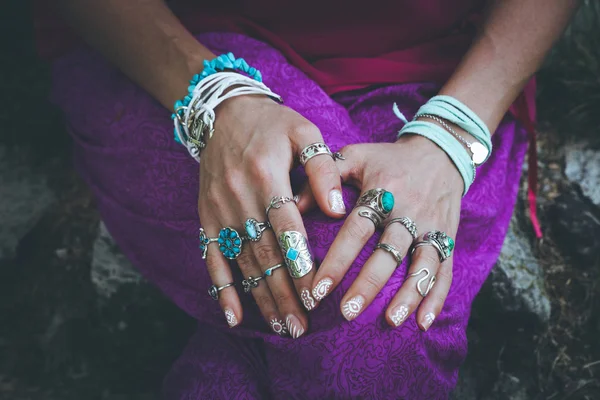 Закрыть Руки Молодой Женщины Бохо Аксессуары Кольца Браслеты Модные Детали — стоковое фото