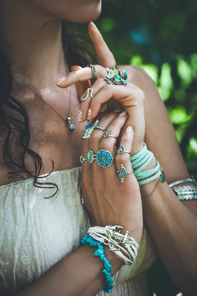 特写的年轻女子手很多波西米亚风格的 Jewrly 戒指和手镯户外夏季日 — 图库照片