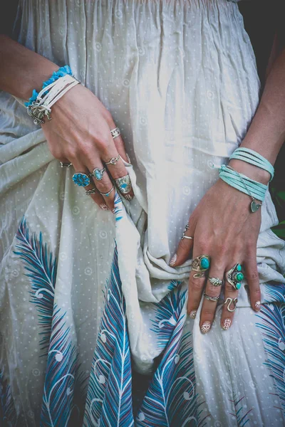 Close Mãos Mulher Jovem Segurar Vestido Com Acessórios Boho Anéis — Fotografia de Stock