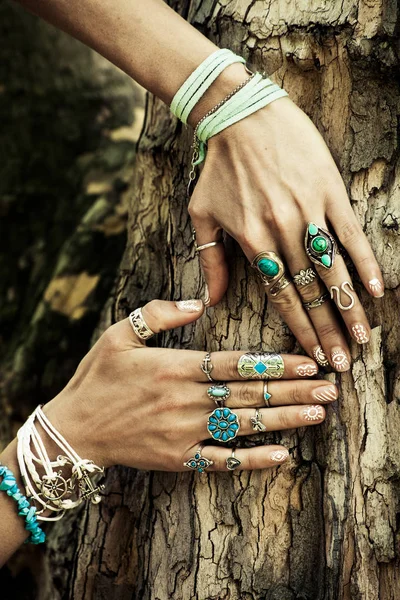 Close Mão Mulher Superfície Árvore Forma Coração Com Muito Estilo — Fotografia de Stock