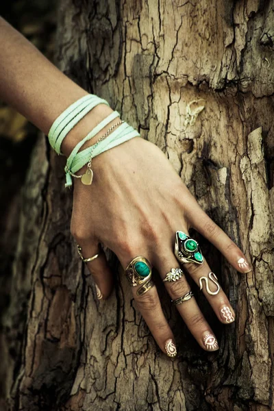 Nahaufnahme Von Frauenhand Auf Baumoberfläche Mit Viel Boho Schmuck Ringen — Stockfoto