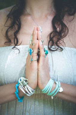 yaz günü yoga kadın el namaste harekete boho tarzı takı yüzük ve bilezik açık ile çok yakından