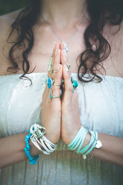 Закрыть Руки Женщины Yoga Жест Namaste Много Кольца Boho Типа — стоковое фото