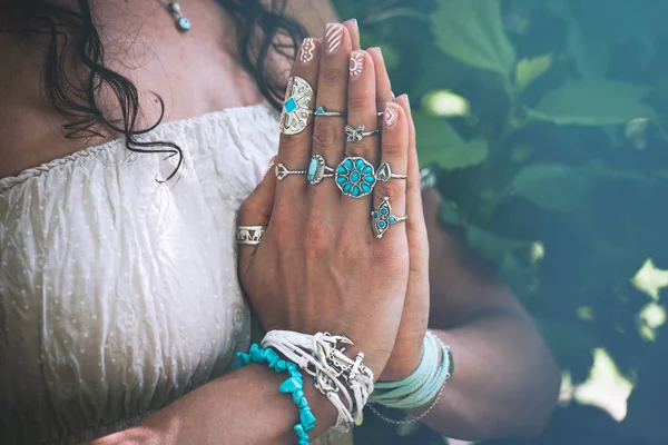 Закрыть Руки Женщины Yoga Жест Namaste Много Кольца Boho Типа — стоковое фото